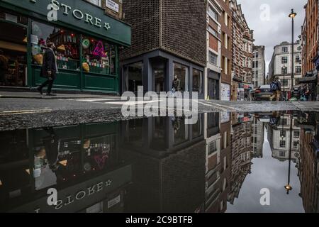 Waterloged Brewer Street au coeur de Soho, West End de Londres, centre de Londres, Angleterre, Royaume-Uni Banque D'Images