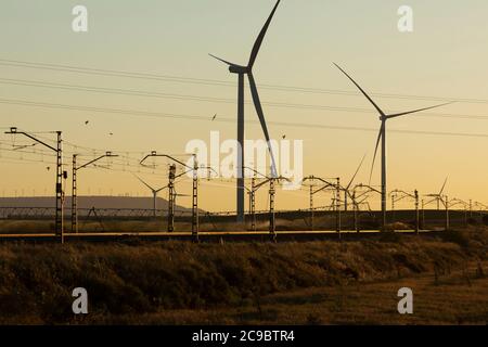 Voies ferrées superposées sur un paysage d'éoliennes dans la Ribera Alta del ebro, à Aragon, en Espagne. Banque D'Images