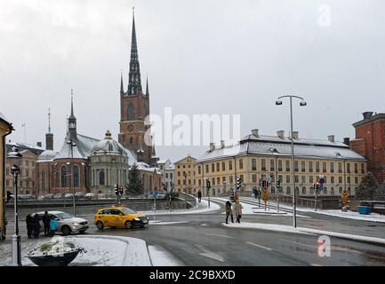 Les gens au carrefour du pont de Riddarholmsbron contre l'église Riddarholmen à Gamla Stan, le centre historique de Stockholm, en Suède Banque D'Images