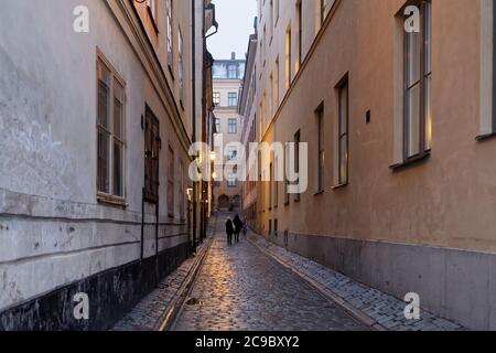 Rue étroite de Gamla Stan, Stockholm, Suède en soir Banque D'Images