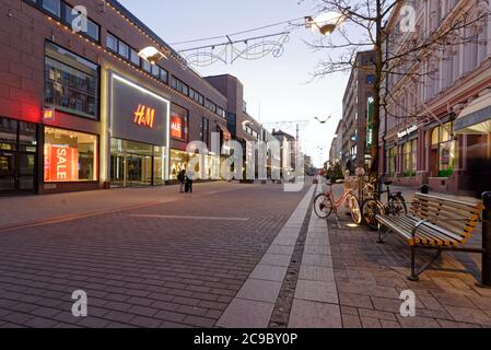 Supermagasin H&M sur Drottningsgatan, la principale rue piétonne de Stockholm, en Suède Banque D'Images