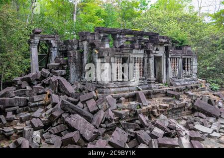 Cambodge: Beng Mealea est un temple khmer du XIe siècle, non restauré avec des passerelles surélevées pour les visiteurs pour voir le complexe. Banque D'Images