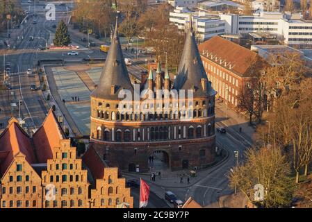 Vue aérienne de la porte de Holsten en hiver, Lubeck, Allemagne Banque D'Images