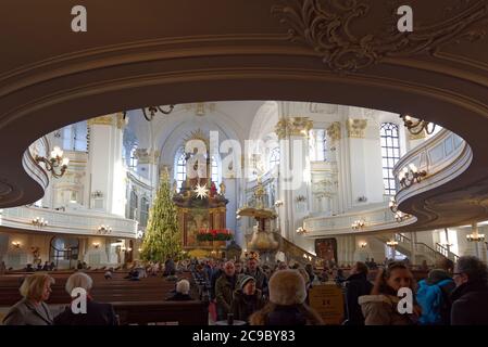 Hambourg, Allemagne - 30 décembre 2016 : personnes dans l'église Saint-Michel. Banque D'Images