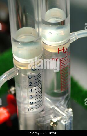 Expérimentation en laboratoire pour la production d'hydrogène Banque D'Images