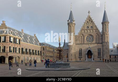 La Haye, pays-Bas - 4 janvier 2017 : les gens de Binnenhof devant le Ridderzaal, c'est-à-dire la salle du Chevalier Banque D'Images