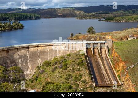 L'emblématique barrage de Myponga par une journée ensoleillée, situé sur la péninsule de Fleurieu en Australie méridionale, le 21 2020 juillet Banque D'Images