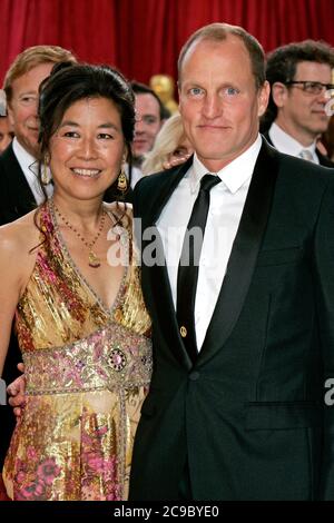 Los Angeles, États-Unis. 07e mars 2010. Woody Harrelson avec sa femme Laura Louie lors du 2010/82e Annual Academy Awards Academy Awards au Kodak Theatre. Los Angeles, le 7 mars 2010 | usage Worldwide Credit: dpa/Alay Live News Banque D'Images