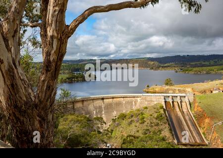 L'emblématique barrage de Myponga par une journée ensoleillée, situé sur la péninsule de Fleurieu en Australie méridionale, le 21 2020 juillet Banque D'Images