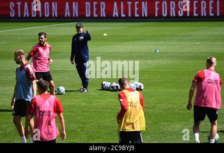 Berlin, Allemagne. 30 juillet 2020. Football: Bundesliga, 1ère Union FC, lancement de l'entraînement. L'entraîneur Urs Fischer (3e à partir de la gauche) donne des instructions au cours d'une séance de formation. Credit: Britta Pedersen/dpa-Zentralbild/dpa/Alay Live News Banque D'Images