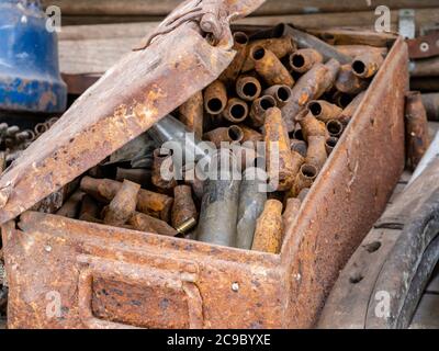 boîte en métal rouillé avec munitions Banque D'Images