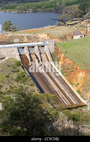 L'emblématique barrage de Myponga par une journée ensoleillée, situé sur la péninsule de Fleurieu en Australie méridionale, le 21 2020 juillet Banque D'Images