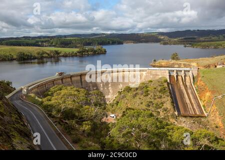 L'emblématique barrage de Myponga par une journée ensoleillée, situé sur la péninsule de Fleurieu en Australie méridionale, le 21 2020 juillet Banque D'Images