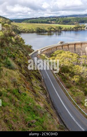 L'emblématique barrage de Myponga par une journée ensoleillée, situé sur la péninsule de Fleurieu en Australie méridionale, le 21 2020 juillet Banque D'Images