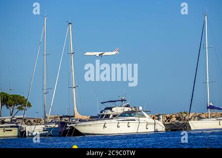 Cagnes-sur-mer, France 24.07.2020. Vol en avion au-dessus de la mer avec des yachts. Photo de haute qualité Banque D'Images