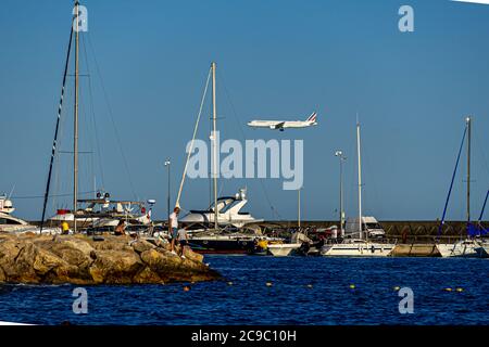 Cagnes-sur-mer, France 24.07.2020. Vol en avion au-dessus de la mer avec des yachts. Photo de haute qualité Banque D'Images