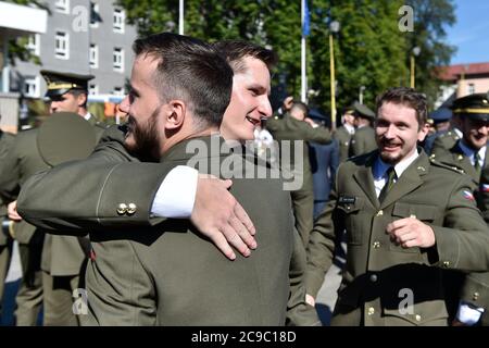 Brno, République tchèque. 30 juillet 2020. La cérémonie de remise des diplômes de l'Université de la Défense a eu lieu le 30 juillet 2020 à Brno, République tchèque. Crédit: Vaclav Salek/CTK photo/Alay Live News crédit: CTK/Alay Live News Banque D'Images