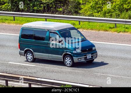 1995 90s Green Roof Ford Van; véhicules de circulation routière, voitures conduisant véhicule sur les routes britanniques, moteurs, moto sur le réseau d'autoroute M6. Banque D'Images