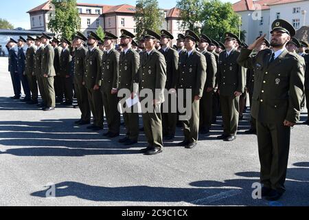 Brno, République tchèque. 30 juillet 2020. La cérémonie de remise des diplômes de l'Université de la Défense a eu lieu le 30 juillet 2020 à Brno, République tchèque. Crédit: Vaclav Salek/CTK photo/Alay Live News crédit: CTK/Alay Live News Banque D'Images