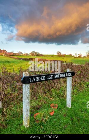 Le panneau Tardebigge Bottom Lock sur le canal Birmingham-Worcester au coucher du soleil en hiver, en Angleterre Banque D'Images