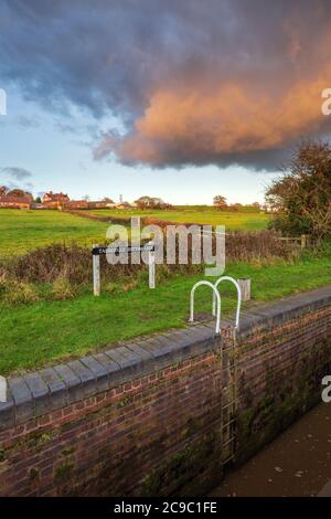 Arrêt de Tardebigge sur le canal Birmingham-Worcester au coucher du soleil en hiver, en Angleterre Banque D'Images