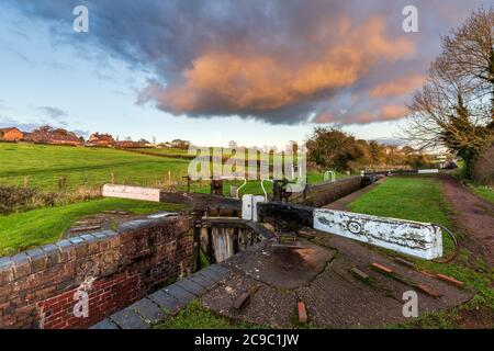 Arrêt de Tardebigge sur le canal Birmingham-Worcester au coucher du soleil en hiver, en Angleterre Banque D'Images