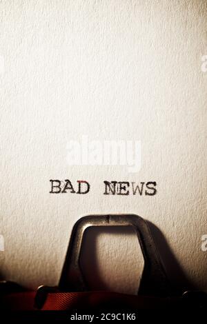 Mauvaise nouvelle texte écrit avec une machine à écrire. Banque D'Images
