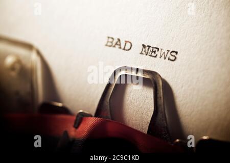 Mauvaise nouvelle texte écrit avec une machine à écrire. Banque D'Images