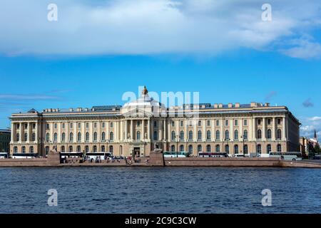 Saint-Pétersbourg, le bâtiment historique de l'Académie des arts sur le remblai de l'Université Banque D'Images