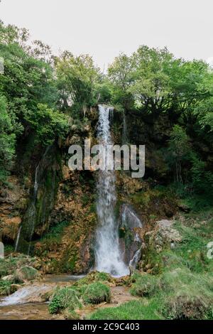 Vue sur la magnifique chute d'eau dans une forêt verdoyante Banque D'Images