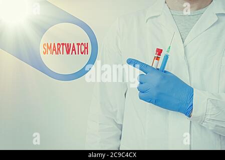 Affiche textuelle montrant SmartWatch. Photo d'entreprise présentant un appareil mobile avec écran tactile, à porter au poignet Afficher un papier autocollant vide Banque D'Images