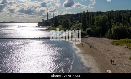 Hambourg, Allemagne. 11 juillet 2020. Les gens marchent le long de la plage d'Elbe dans des fissures tandis que le soleil se reflète sur l'eau (vue aérienne avec un drone). Credit: Jonas Walzberg/dpa/Alay Live News Banque D'Images