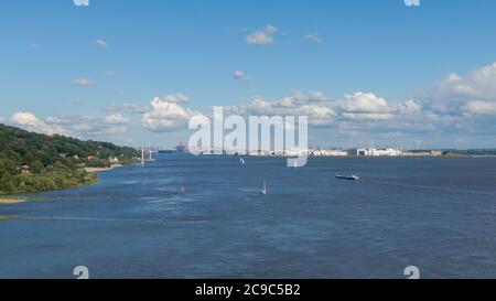 Hambourg, Allemagne. 11 juillet 2020. L'Elbe s'écoule entre le site de l'usine Airbus et le Blankeneser Elbstrand en direction du port de Hambourg (vue aérienne avec un drone). Credit: Jonas Walzberg/dpa/Alay Live News Banque D'Images