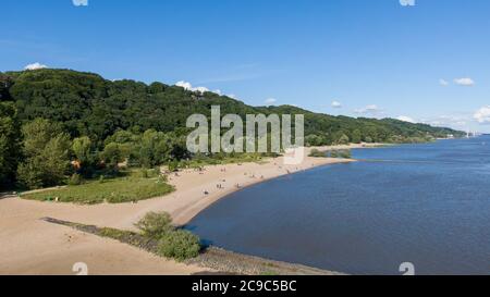 Hambourg, Allemagne. 11 juillet 2020. Personnes marchant ou allongé dans des fissures sur la plage d'Elbe (vue aérienne avec un drone). Credit: Jonas Walzberg/dpa/Alay Live News Banque D'Images