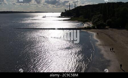 Hambourg, Allemagne. 11 juillet 2020. Les gens marchent le long de la plage d'Elbe dans des fissures tandis que le soleil se reflète sur l'eau (vue aérienne avec un drone). Credit: Jonas Walzberg/dpa/Alay Live News Banque D'Images