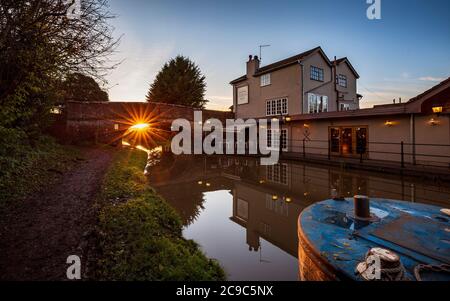 La maison publique Queen's Head au début des écluses de Tardebigge sur le canal de Birmingham et de Worcester au coucher du soleil en hiver, en Angleterre Banque D'Images