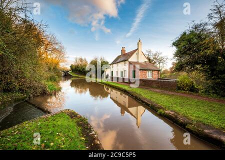 Un chalet sur le vol de l'écluse de Tardebigge de Worcester à Birmingam canal, Angleterre Banque D'Images