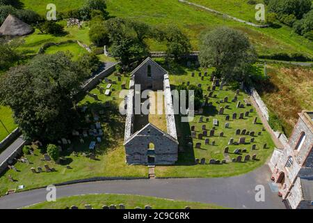 Vue aérienne de la ruine prieuré de Whithorn, Whithorn, Wigtownshire, Dumfries et Galloway, Écosse. Banque D'Images