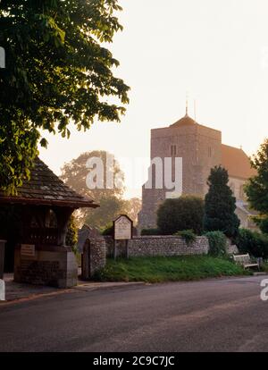 Tôt le matin, ne de l'église St Andrew, Steyning, West Sussex, Angleterre, Royaume-Uni, sur le site d'une église établie par St Cuthman dans le C Banque D'Images