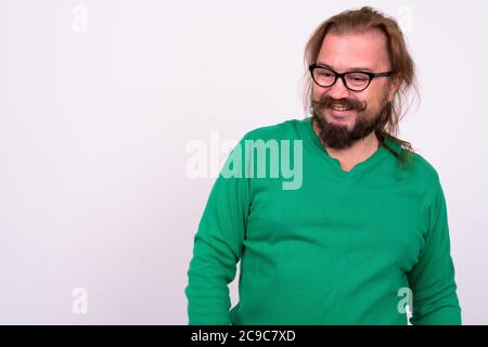 Portrait d'un homme à barbe heureux avec moustache et cheveux longs Banque D'Images