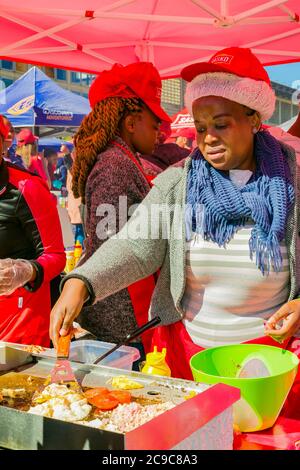 Soweto, Afrique du Sud - 8 septembre 2018 : divers vendeurs africains cuisinant et servant divers plats de rue à base de pain au festival en plein air Banque D'Images