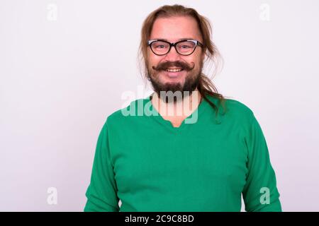 Portrait d'un homme à barbe heureux avec moustache et cheveux longs Banque D'Images