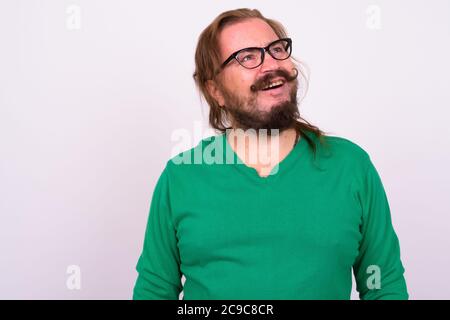 Portrait d'un homme à barbe heureux avec moustache et cheveux longs Banque D'Images