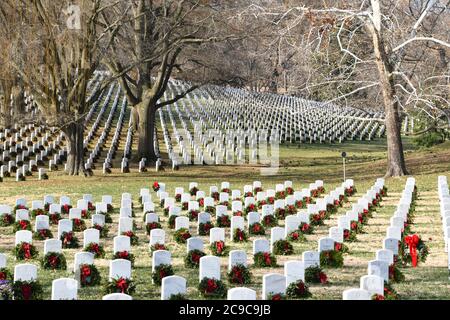 Les pierres de tête du cimetière national d'Arlington sont ornées de couronnes de Noël pour rendre hommage au comté Banque D'Images