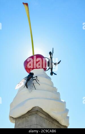 Londres, Royaume-Uni. 29 juillet 2020. Détail de l'artiste Heather Phillipson 'THE END', la nouvelle œuvre du quatrième Plinth à Trafalgar Square. LA FIN montre un tourbillon géant de réplique de crème fouettée surmontée d'une cerise, une mouche et un drone. Son drone transmet une alimentation en direct de la place qui peut être regardé sur un site Web dédié. L'installation, prévue à l'origine pour le 26 mars 2020 mais reportée en raison de la pandémie du coronavirus, restera exposée pendant les deux prochaines années. Credit: Stephen Chung / Alamy Live News Banque D'Images
