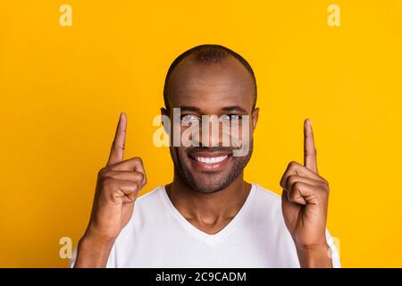 Positif gai afro américain Guy point index finger up copie espace indiquer la publicité promo recommander suggérer sélectionner porter beau look tenue de style Banque D'Images