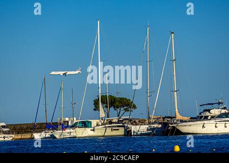 Cagnes-sur-mer, France 24.07.2020. Vol en avion au-dessus de la mer avec des yachts. Photo de haute qualité Banque D'Images