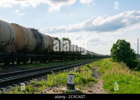 Vieux barils de pétrole sur le chemin de fer. Banque D'Images