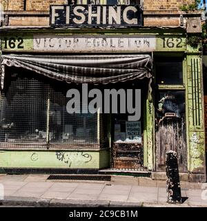 Magasin d'articles de pêche, Malden Road, magasin d'articles de pêche et d'appâts à mauvais temps Banque D'Images