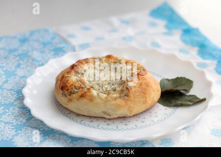 Patty maison chaude avec fromage et herbes sur l'assiette. Petit déjeuner Banque D'Images